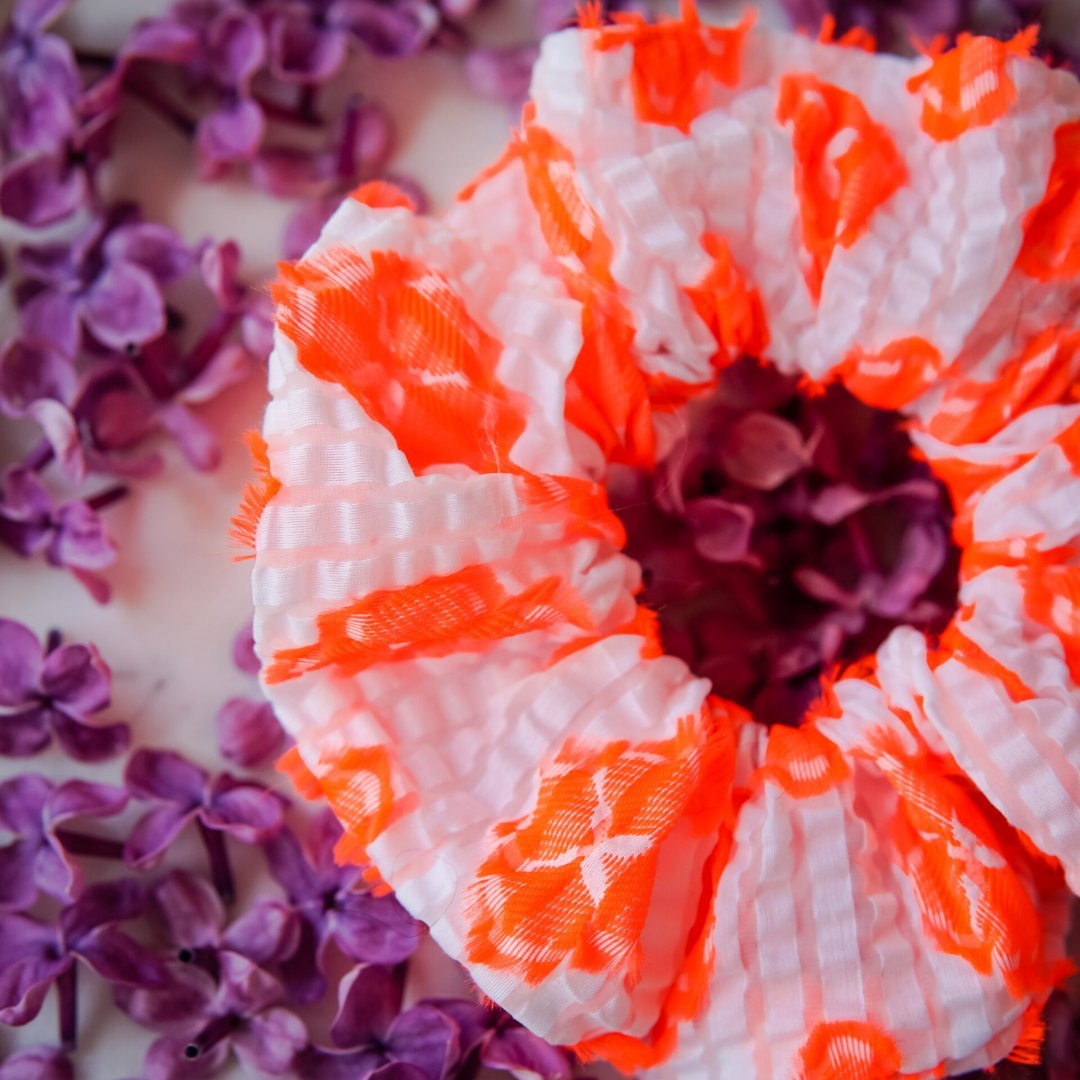 Scrunchie fakturowana w pomarańczowe kwiaty