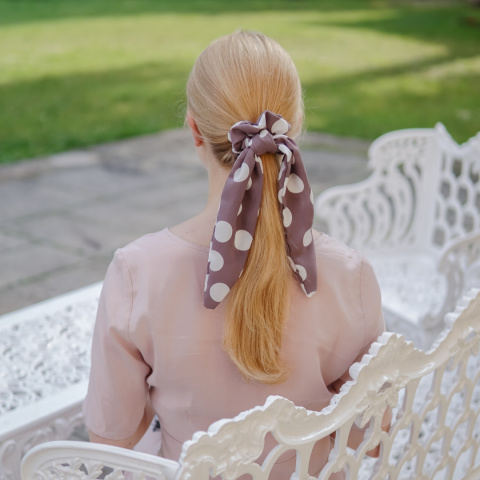 Scrunchie z wiązaniem grochy Scrunchie z wiązaniem grochy