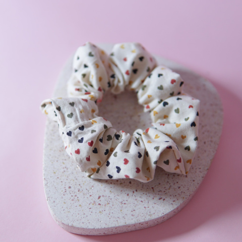 Bawełniana scrunchie mini serduszka