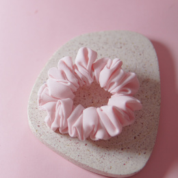 Mała gumka do włosów z kreszowanej tkaniny - różowy