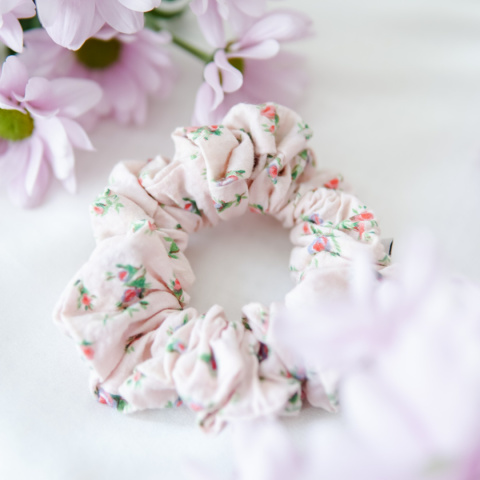 Bawełniana scrunchie drobne różyczki Bawełniana scrunchie drobne różyczki