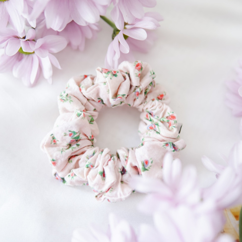 Bawełniana scrunchie drobne różyczki Bawełniana scrunchie drobne różyczki