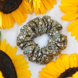 Bawełniana scrunchie kwiaty na khaki tle