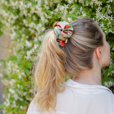 Jedwabna gumka do włosów kwiaty