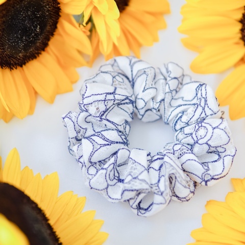Koronkowa gumka do włosów biały i granatowy