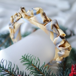 Marszczona opaska z jedwabnego krawata w paski